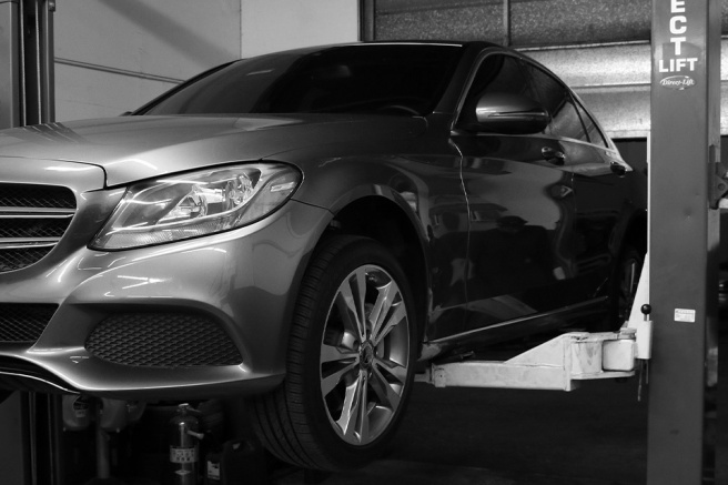 Rent a car lift bay